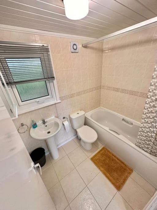 Semi-Detached 1-Bedroom Chalet Uddingston Ngoại thất bức ảnh